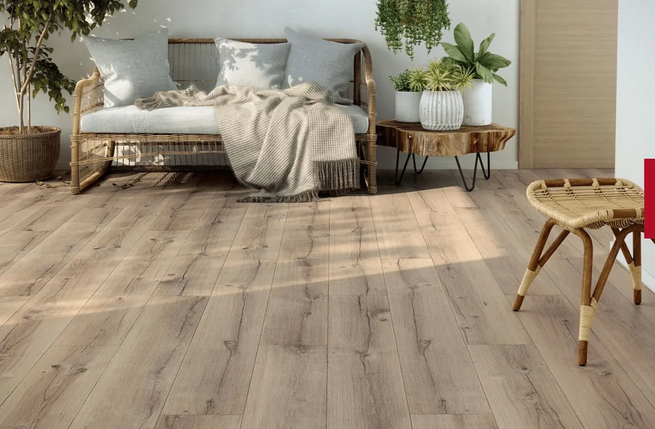 Suelo laminado oscuro