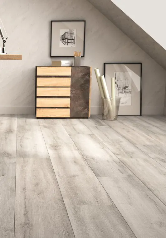 Sala de estar con suelo laminado