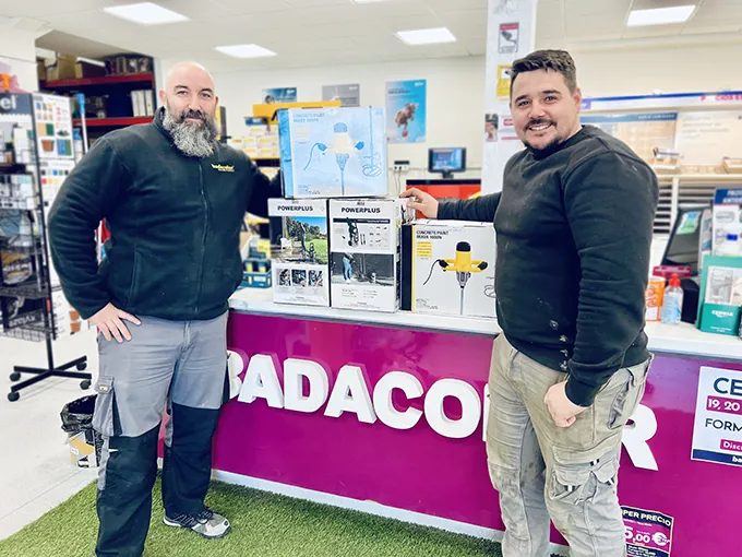 Cliente recogiendo premio MisPuntos en Badacolor Badajoz