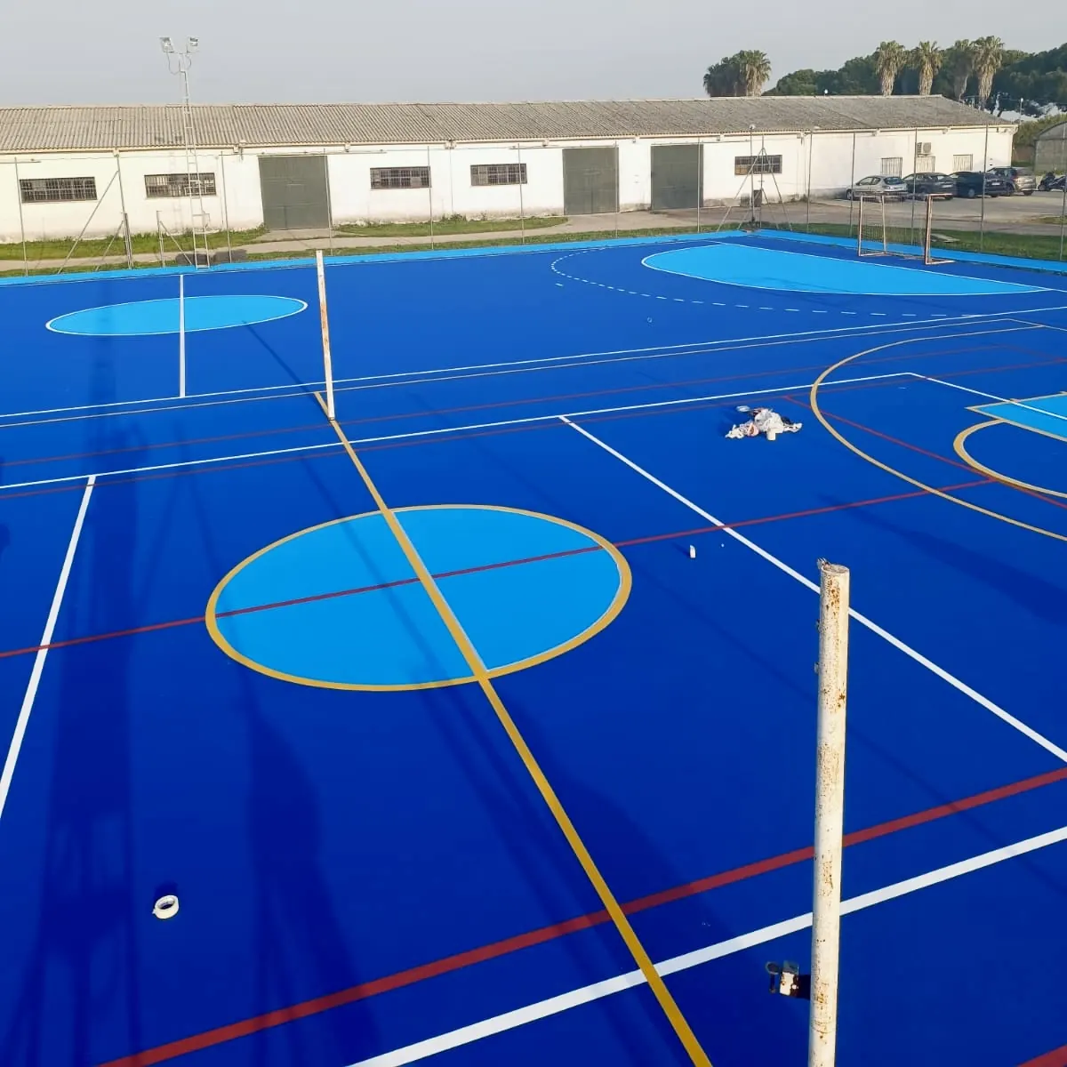 Pista deportiva pintada azul Badajoz