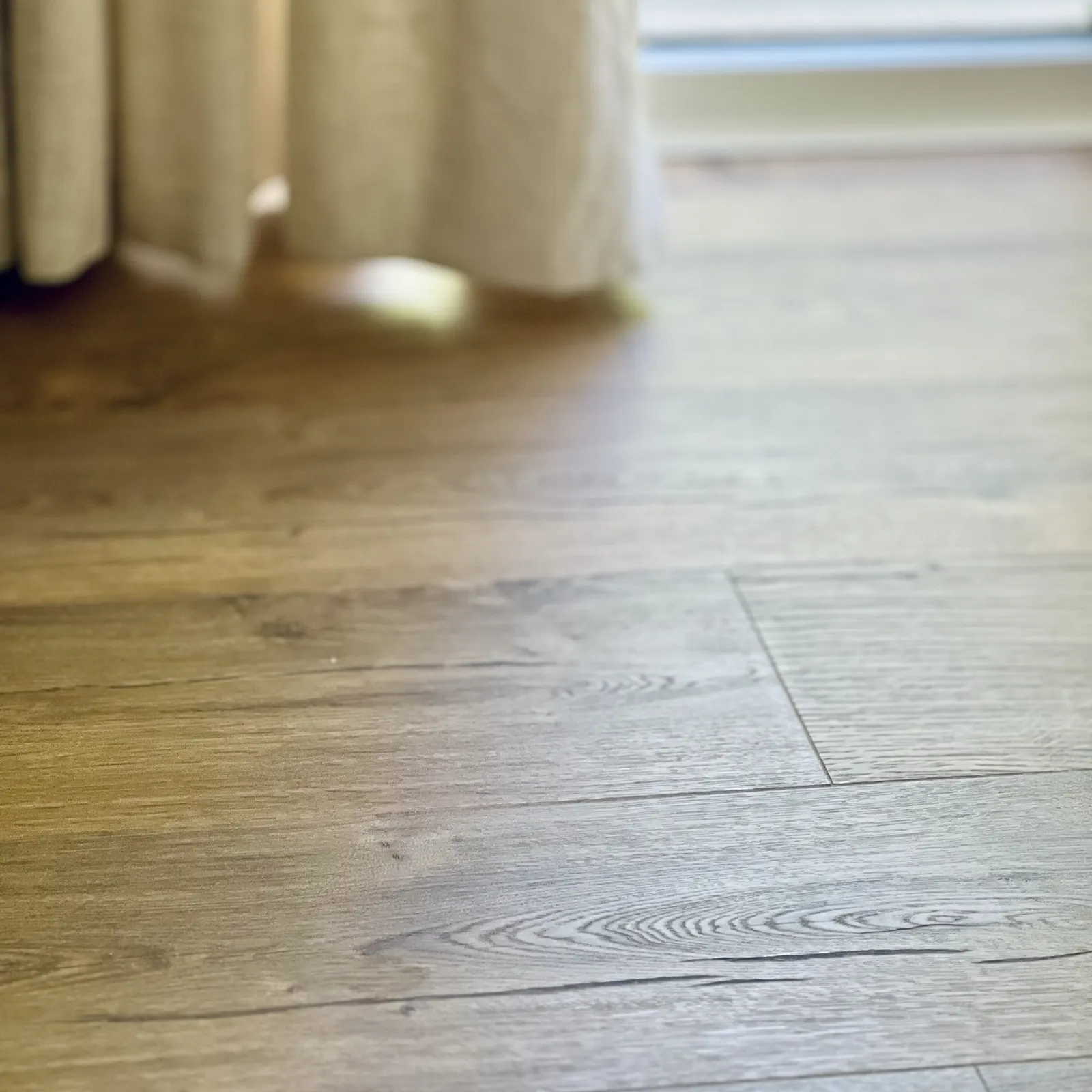 Detalle suelo laminado instalado vivienda Badajoz