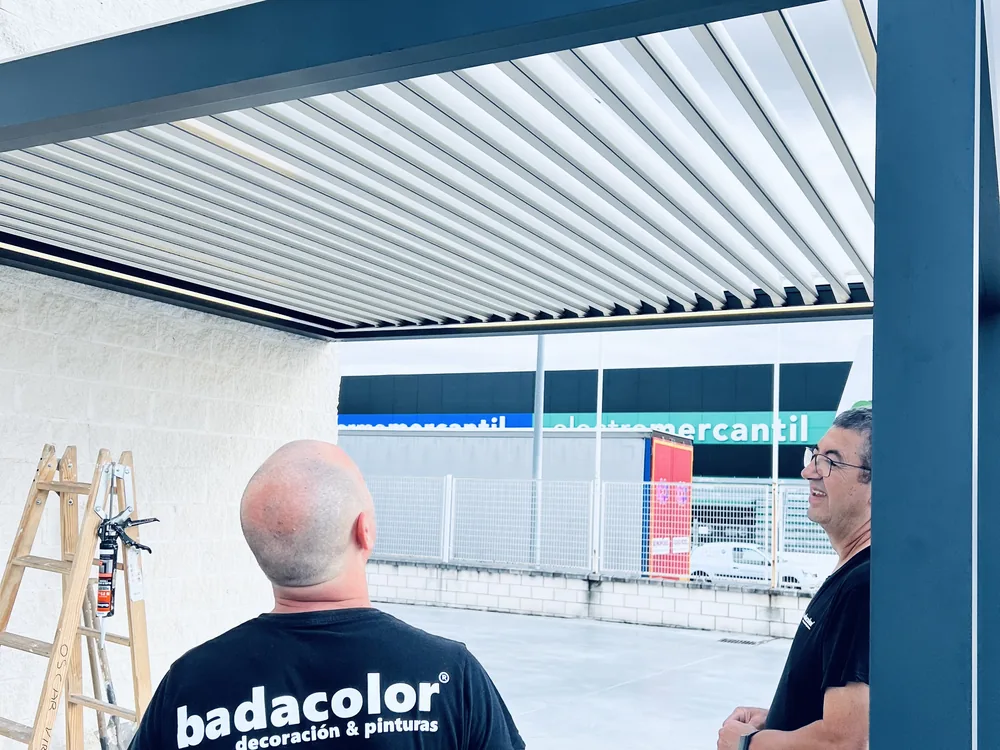 Pérgola Saxun instalada por Badacolor en Badajoz